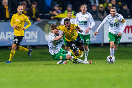 Hammarbys Mads Fenger Nielsen och Mjällbys Mamudu Moro