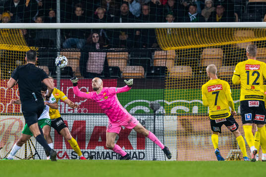 Mjällbys målvakt Carl-Johan Eriksson med en räddning