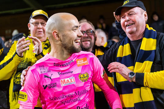 Mjällbys målvakt Carl-Johan Eriksson jublar med supportrar