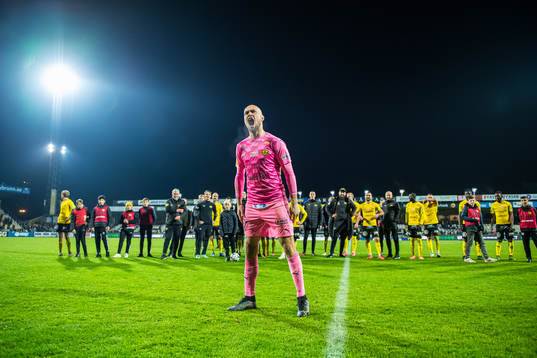 Mjällbys målvakt Carl-Johan Eriksson jublar