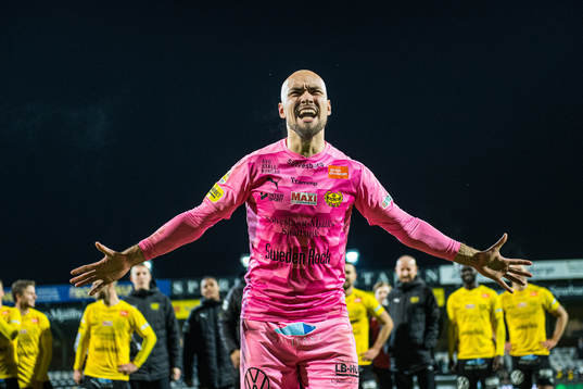 Mjällbys målvakt Carl-Johan Eriksson  jublar