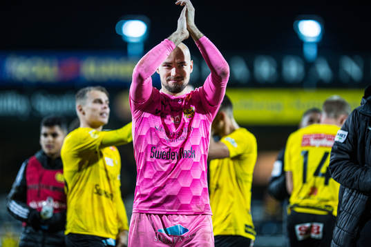 Mjällbys målvakt Carl-Johan Eriksson  jublar