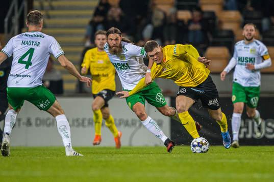 Hammarbys Bjørn Paulsen och Mjällbys Jacob Bergström