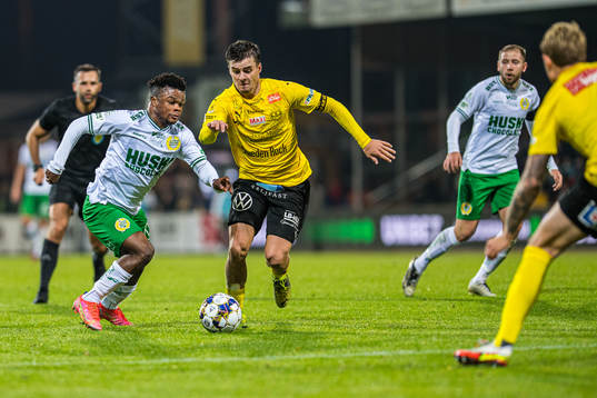 Hammarbys Akinkunmi Amoo och Mjällbys Jesper Gustavsson