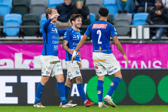Norrbys Luis Argudo (m) jublar med lagkamrater