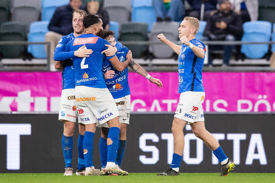 Norrbys Luis Argudo jublar med lagkamrater
