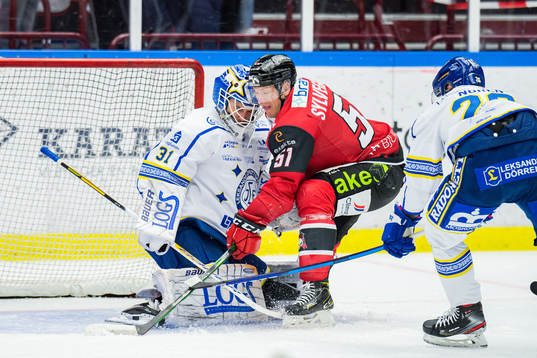 Malmö Redhawks Emil Sylvegård oroar mot Leksands målvakt