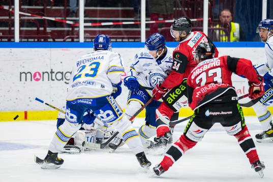 Malmö Redhawks Carl Söderberg gör 1-0 bakom Leksands