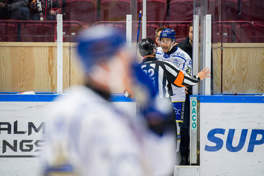 Leksands Carter Camper i samtal med domaren