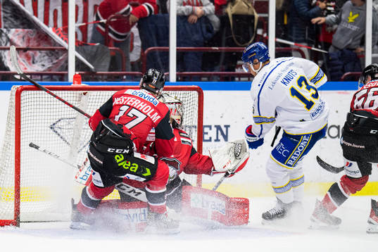 Leksands Jon Knuts gör 3-3 bakom Malmö Redhawks målvakt