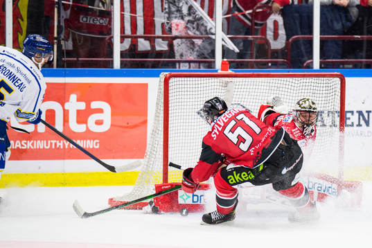 Malmö Redhawks målvakt Oscar Alsenfelt med en räddning