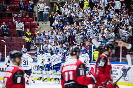 Leksands spelare jublar mot sina supportrar