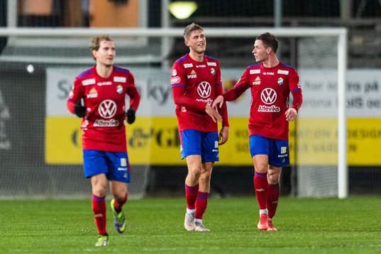 Östers Emil Engqvist jublar med Alex Thor Hauksson