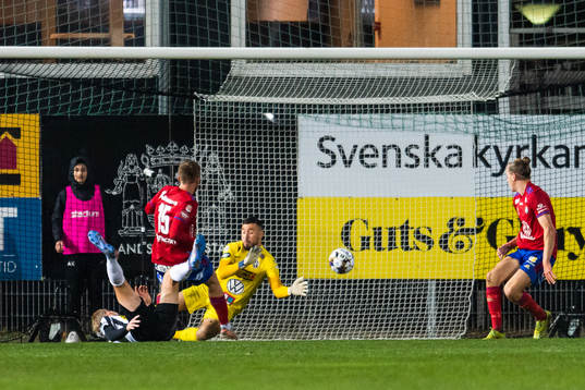 Östers Emil Engqvist gör 0-1 på Landskronas målvakt Amr