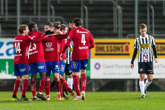 Östers Alex Thor Hauksson (m) jublar med lagkamrater