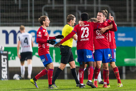 Östers Alex Thor Hauksson (h) jublar med lagkamrater