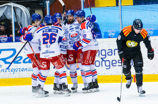 a höger) gör 1-1 och jublar med lagkamrater