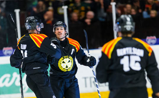 Brynäs Anton Rödin (m) gör 1-0 och gratuleras av