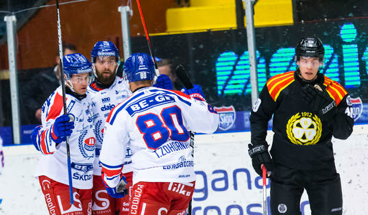 Oskarshamns Hynek Zohorna (m) gör 1-1 och gratuleras av