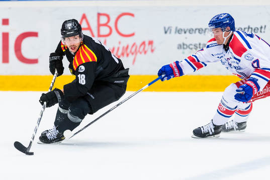 Brynäs Anton Rödin jagas av Oskarshamns Jonas Engström