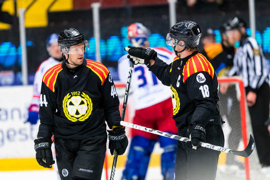 Brynäs Nicklas Danielsson diskuterar med Anton Rödin