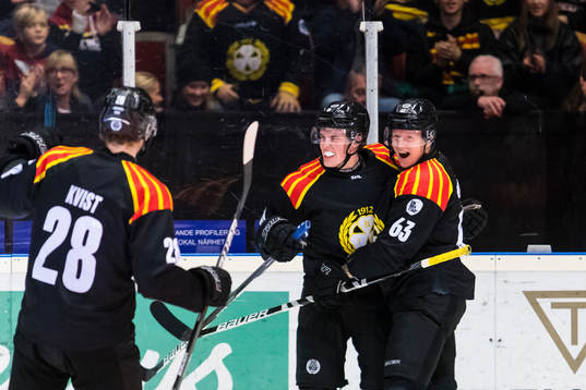 Brynäs Noel Gunler (m) gör 2-2 och gratuleras  av Julius