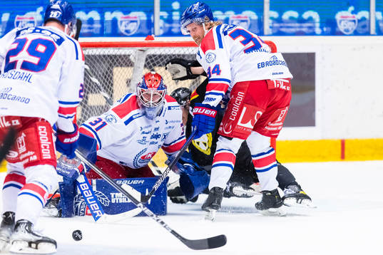 Oskarshamns målvakt Tim Juel och Philip Samuelsson (v)