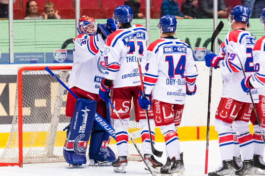 Oskarshamns målvakt Tim Juel  gratuleras av lagkamrater