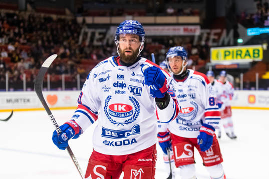 Brynäs Oula Palve gör 1-1 och firar med lagkamrater