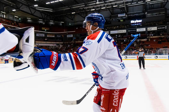 Oskarshamns Jonas Engström gör 2-5 och gratuleras av