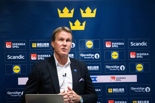 Förbundskapten Johan Garpenlöv presenterar truppen till