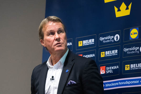 Förbundskapten Johan Garpenlöv presenterar truppen till