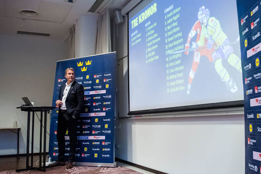 Förbundskapten Johan Garpenlöv presenterar truppen till