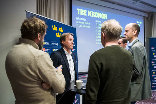 Förbundskapten Johan Garpenlöv presenterar truppen till