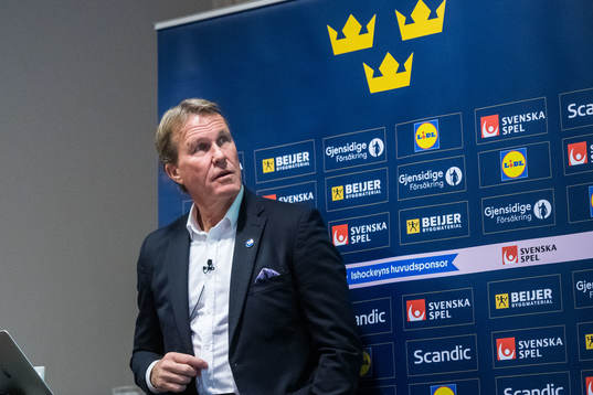 Förbundskapten Johan Garpenlöv presenterar truppen till
