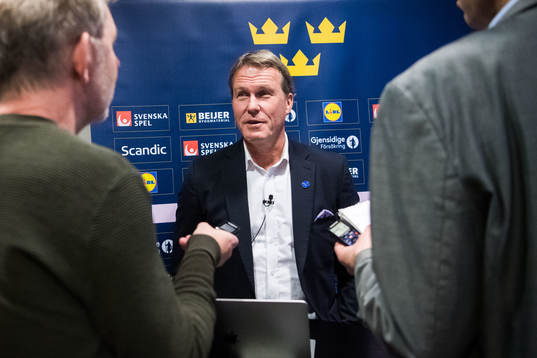 Förbundskapten Johan Garpenlöv presenterar truppen till