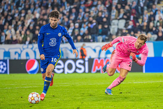 Christian Pulisic of Chelsea and goalkeeper Johan Dahlin of