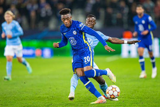 Callum Hudson Odoi of Chelsea and Bonke Innocent of Malmö