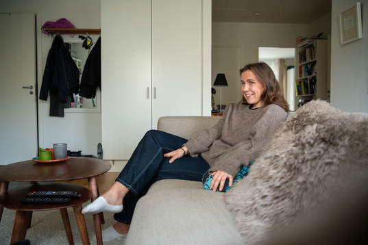 Jitex Ella Smith blir intervjuad i sitt hem