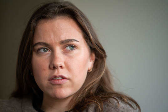 Jitex Ella Smith blir intervjuad i sitt hem