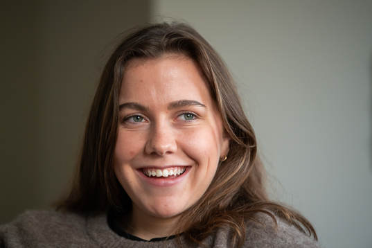 Jitex Ella Smith blir intervjuad i sitt hem