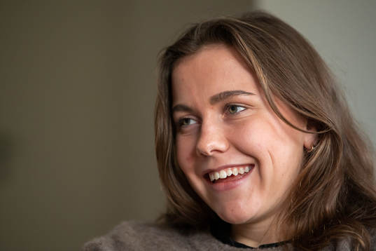 Jitex Ella Smith blir intervjuad i sitt hem