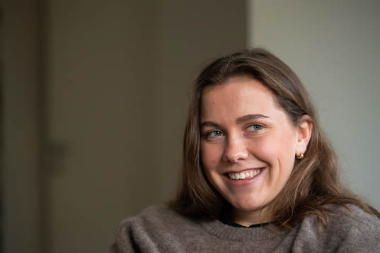 Jitex Ella Smith blir intervjuad i sitt hem