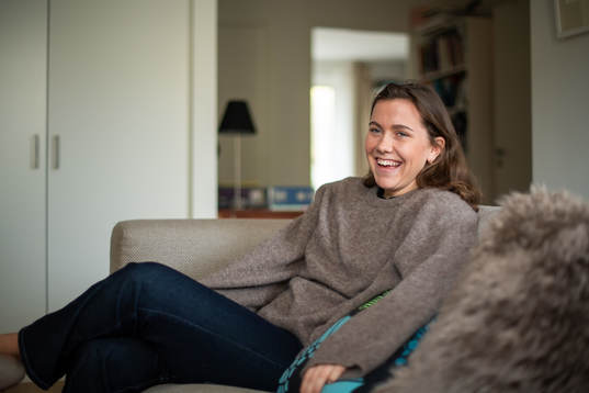 Jitex Ella Smith blir intervjuad i sitt hem
