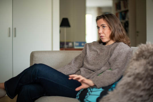 Jitex Ella Smith blir intervjuad i sitt hem