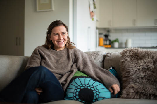 Jitex Ella Smith blir intervjuad i sitt hem
