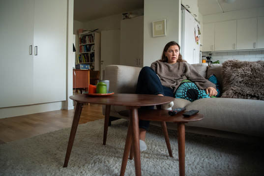 Jitex Ella Smith blir intervjuad i sitt hem