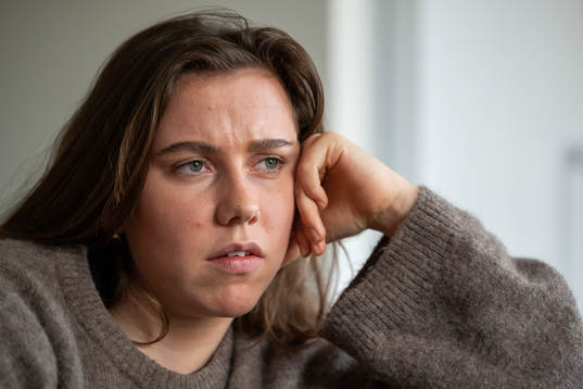 Jitex Ella Smith blir intervjuad i sitt hem