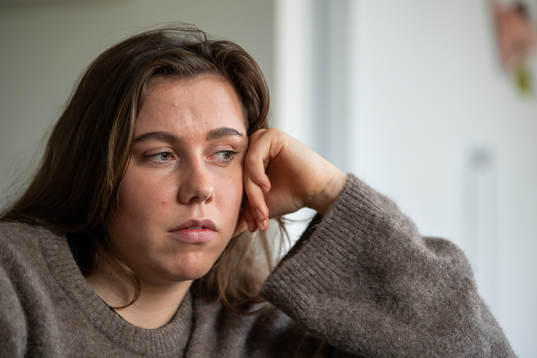 Jitex Ella Smith blir intervjuad i sitt hem