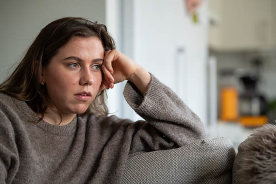 Jitex Ella Smith blir intervjuad i sitt hem